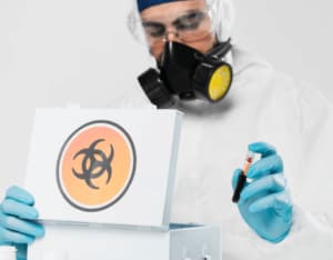 Un addetto all'analisi dell'amianto raccolto